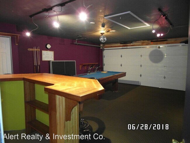 Building Photo - 4 br, 2.5 bath House - 930 Meeker St