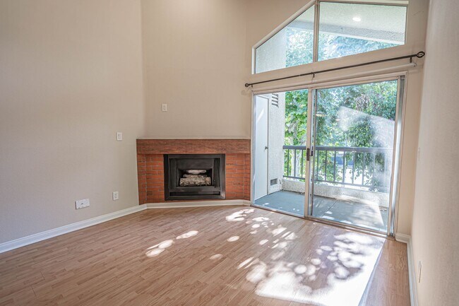 Foto del edificio - Warner Center 1 Bedroom Condo for Rent in Woodland Hills!