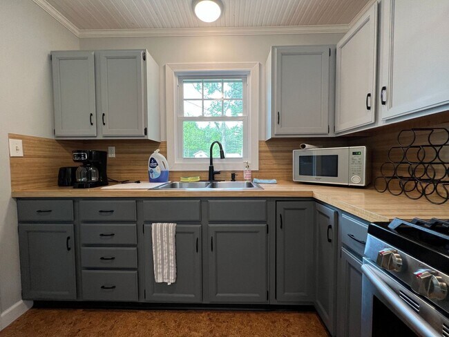 Building Photo - Great Furnished 2BR / 1BA Off-Season Renta...