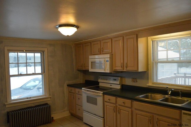 Building Photo - 36 New Shaker Rd