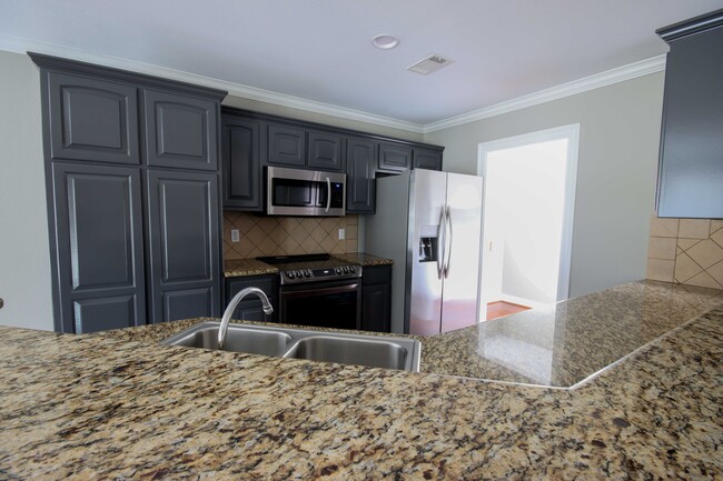 Kitchen w/ Breakfast Bar - 6125 Westchase Loop