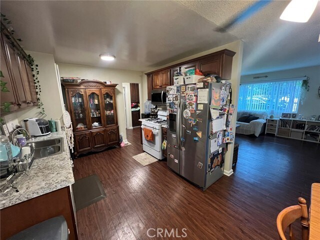 Foto del edificio - 221 N San Gabriel Ave