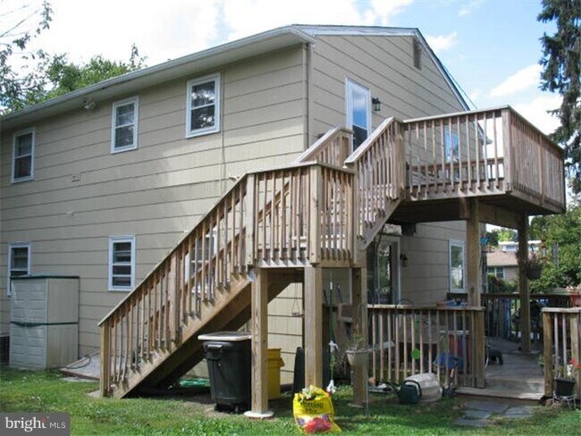 Building Photo - 521 W Maple Ave