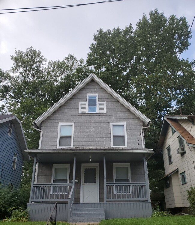 Building Photo - 1615 Rowland Ave NE