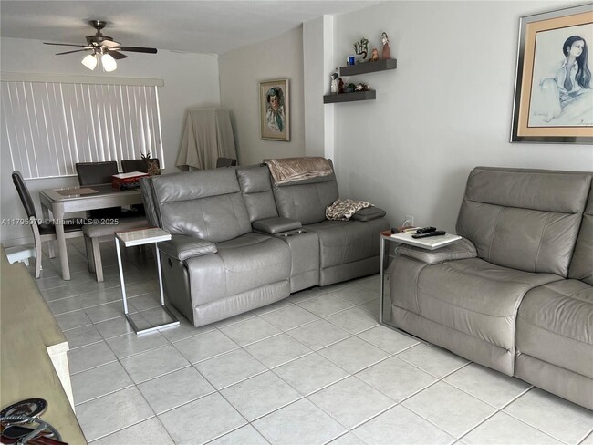 Foto del edificio - 220 Kings Point Dr