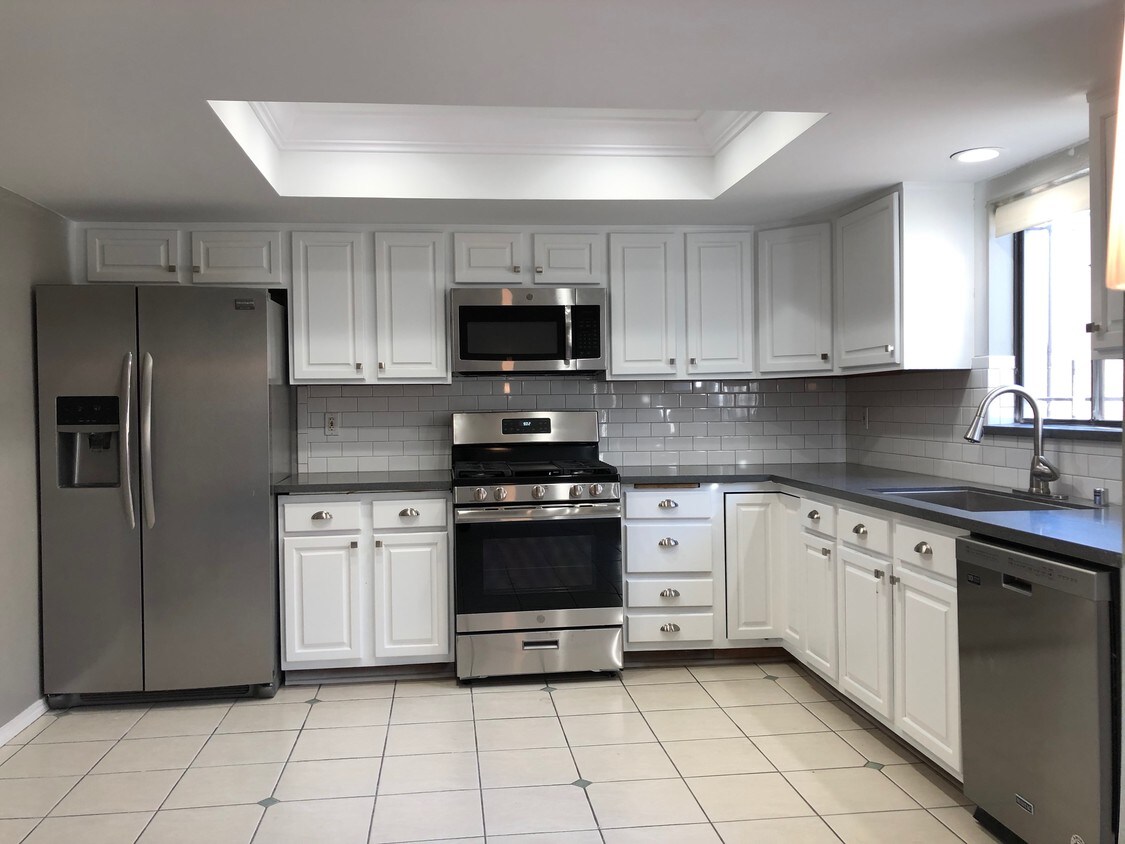 Large Kitchen - 1660 Franklin St