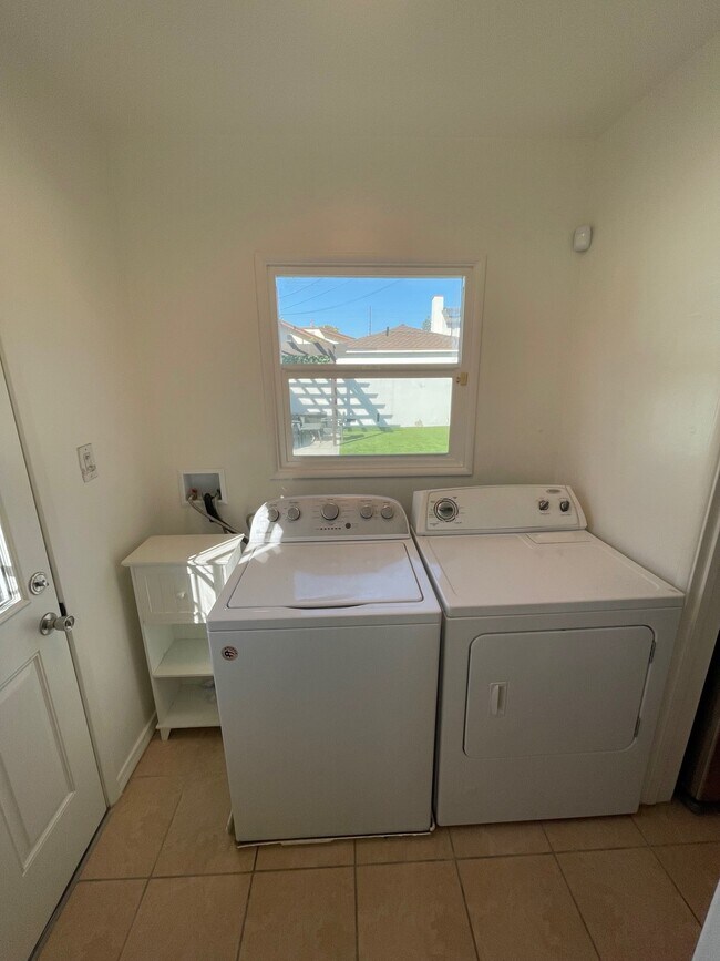 Washer Dryer - 2844 S Bentley Ave