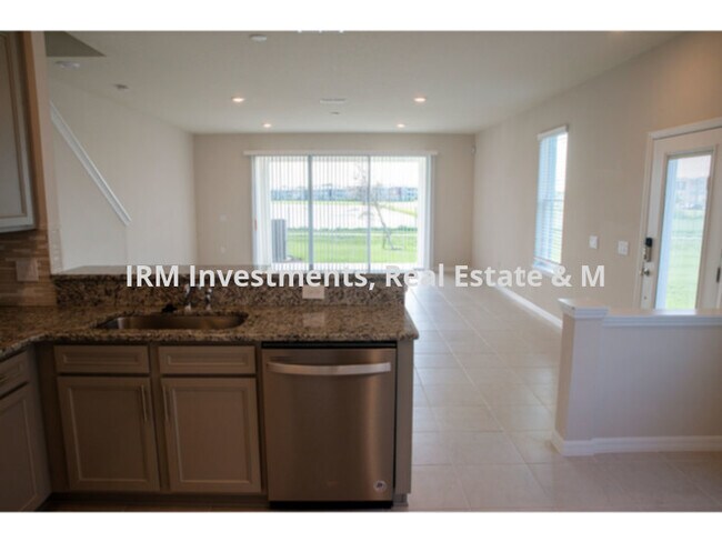 Building Photo - 3 bedroom Townhouse with 2 car garage