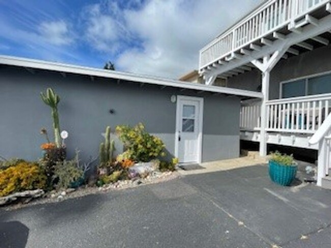 Foto del edificio - Just Reduced RENT Charming studio located ...