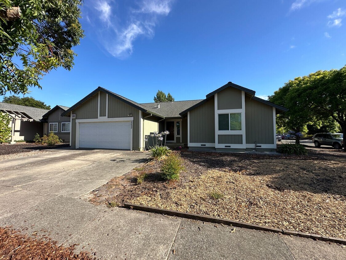 Primary Photo - Charming 3-Bedroom Home with Modern Update...
