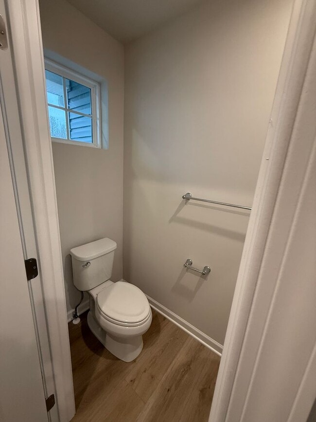 Building Photo - Charming 3 bedroom 2 1/2 bath in West Sene...