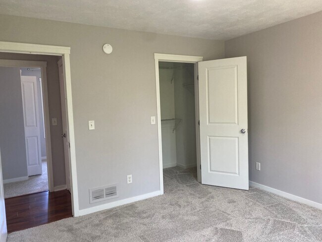 Foto del edificio - Spacious 5-Bedroom Home on Quiet Cul-de-Sac – Northeast Grand Rapids – Pet Friendly!