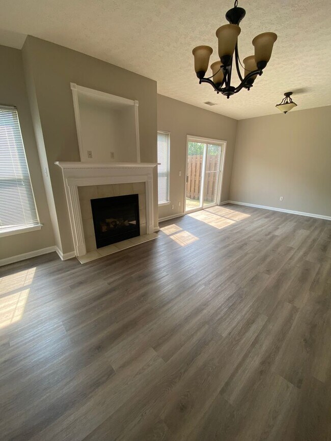 Building Photo - Pinnacle Gardens Beautiful 3 bed 2.5 bath Townhome