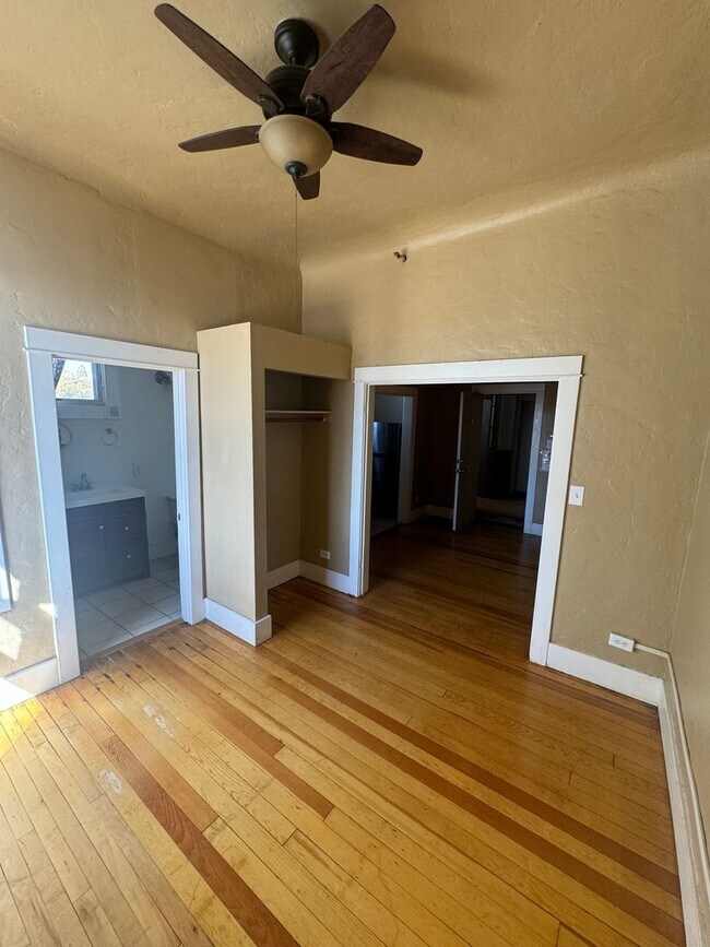 Building Photo - Incredible Location in the Heart of Downto...