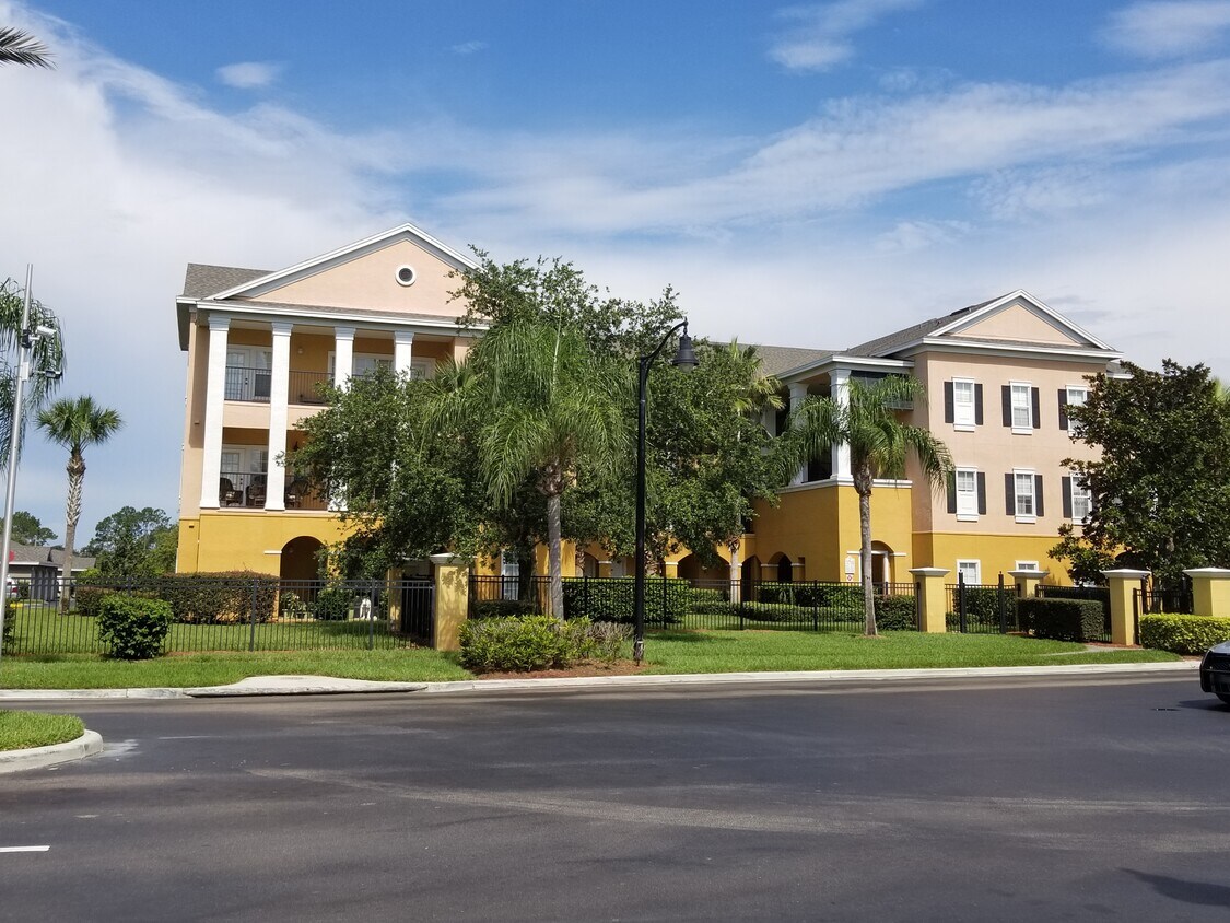 3735 Conroy Rd, Orlando, FL 32839 Townhome Rentals in Orlando FL