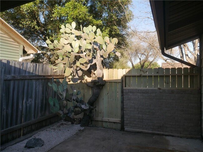 Building Photo - 5610 Peppertree Pkwy