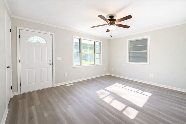 Building Photo - 547 Holly Dr