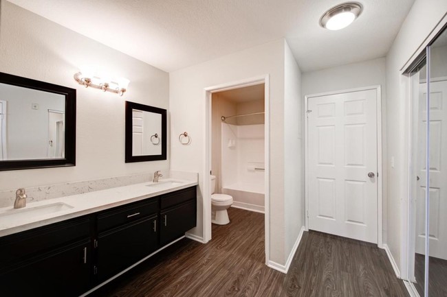 Building Photo - 14056 Valleyheart Dr