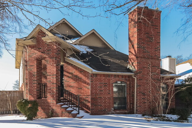 Building Photo - 618 Bandera St