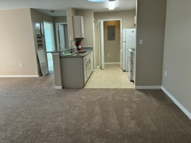 Building Photo - 2 bed 2 bath condo at CYPRESS FARIWAY