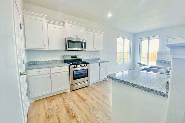 Building Photo - Rare 4 Bedroom With Washer & Dryer