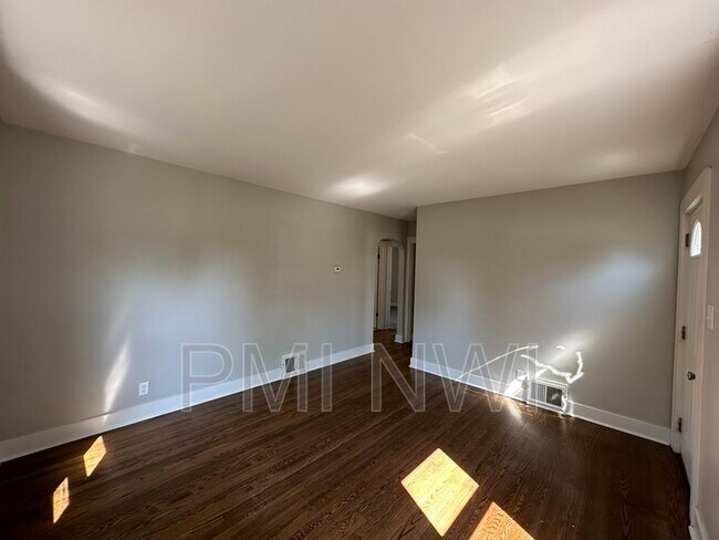 Foto del edificio - 7414 Tapper Ave