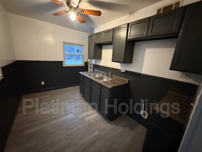 Foto del edificio - 4264 E 164th St