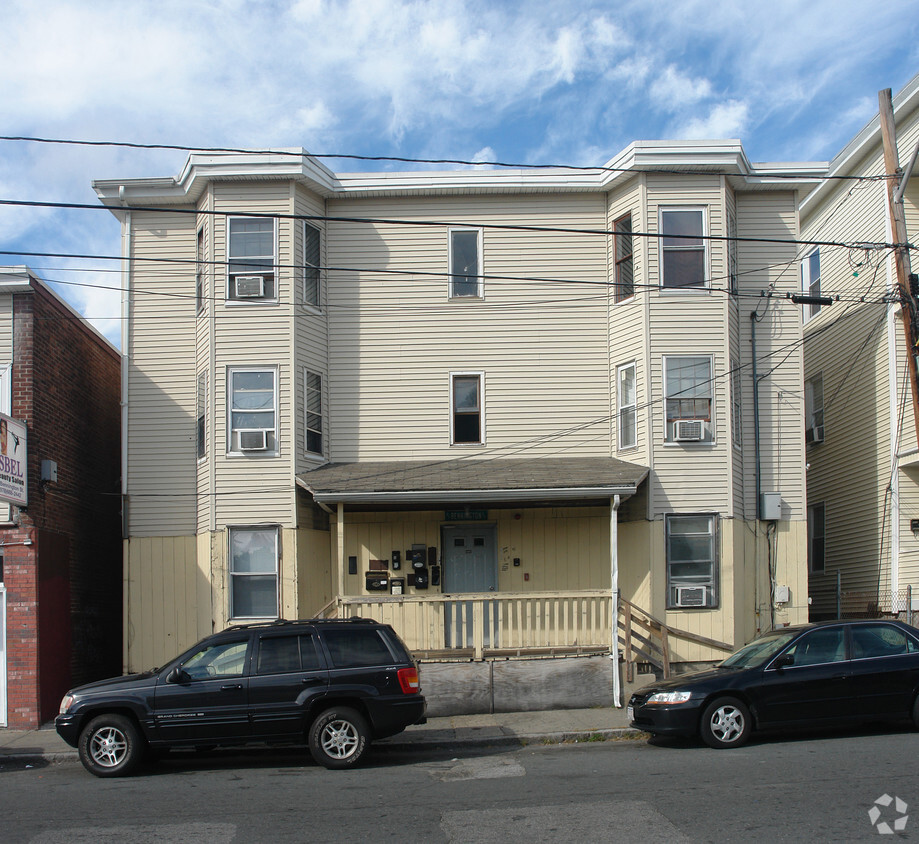 Building Photo - 82 Bennington St