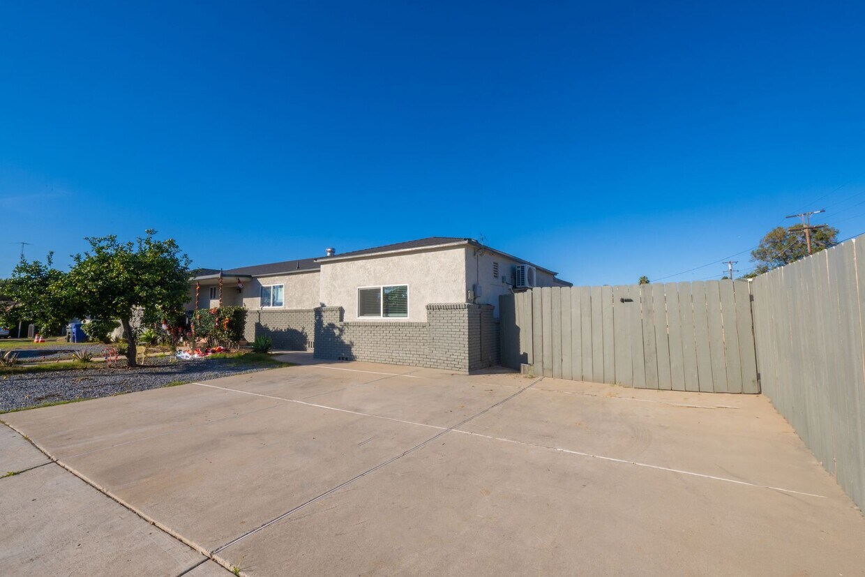 Foto principal - READY NOW!! 3BR/1BA - La Mesa Home (Shared...