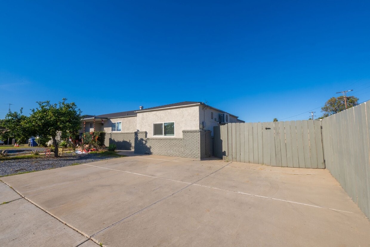 Primary Photo - READY NOW!! 3BR/1BA - La Mesa Home (Shared...