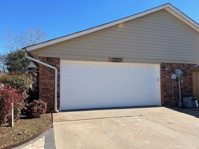 Building Photo - 7909 NW Folkstone Way