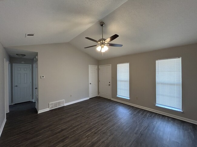 Foto del edificio - 7457 Cliffwood Dr