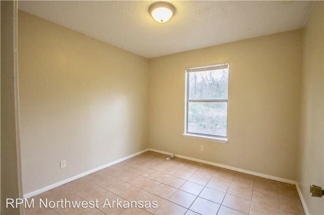 Building Photo - 639 N Betty Jo Dr