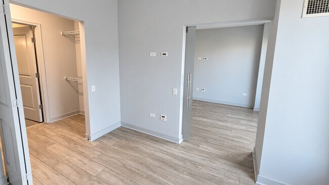 Foto del edificio - 1025 W Addison St