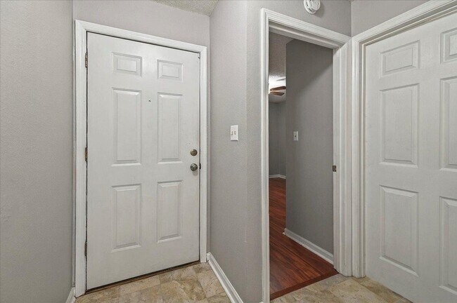 Building Photo - 3001 Oak Park Ct