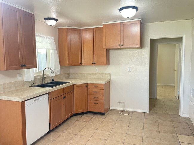 Building Photo - Newly Updated Home in the Heart of Escondi...