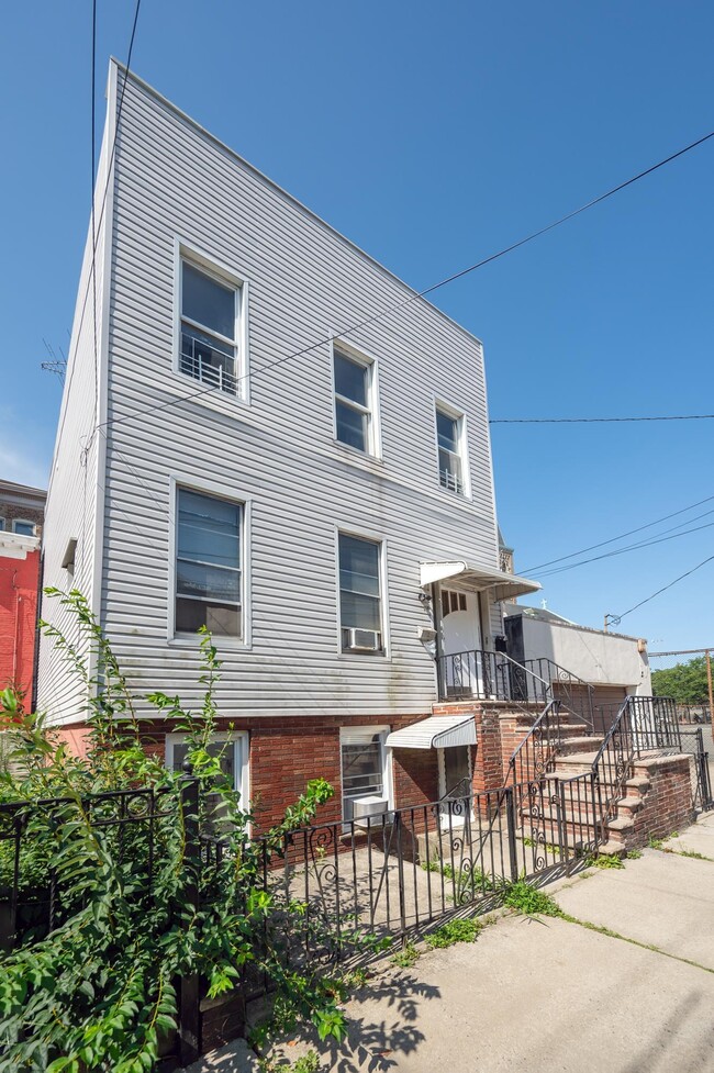 Building Photo - 47 Manhattan Ave