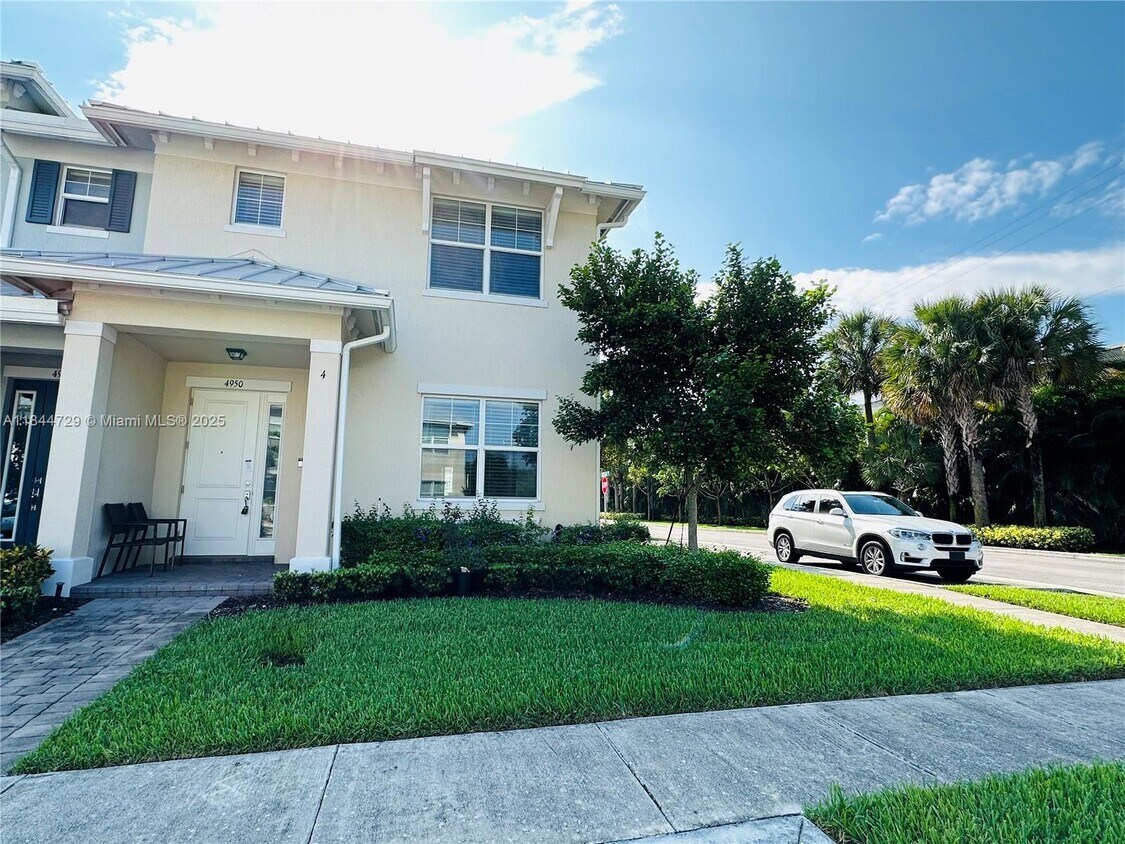 Foto principal - 4950 Eucalyptus Dr