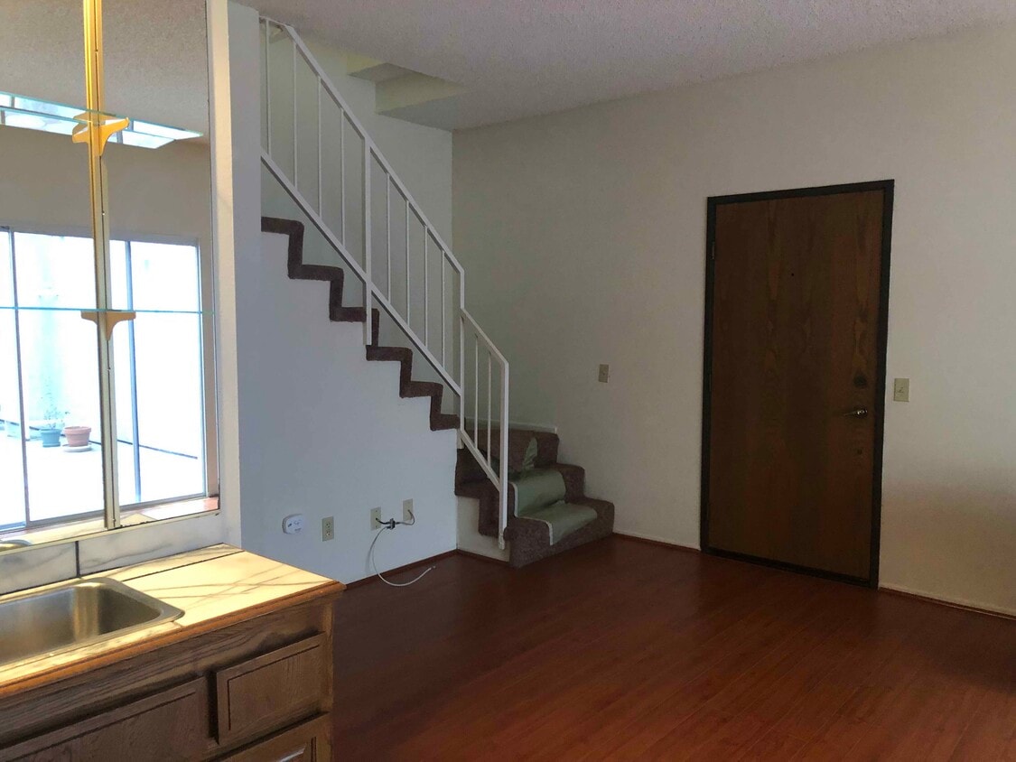 Building Photo - 1540 Centinela Ave