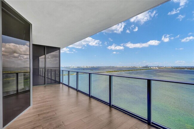 Building Photo - 700 NE 24th St