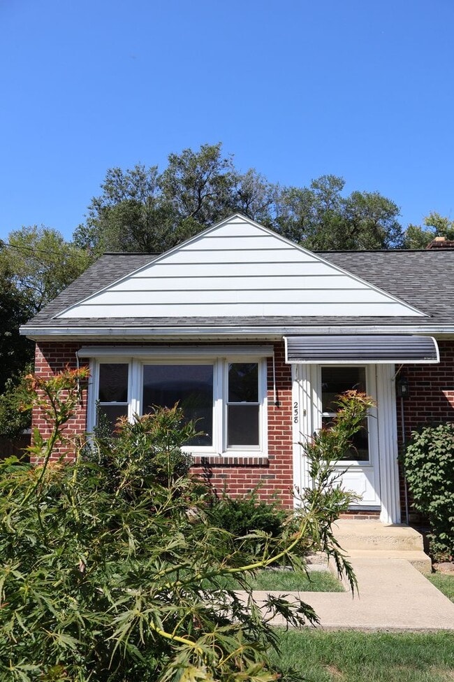 Building Photo - Bungalow in Penn Manor : 2bd/1ba