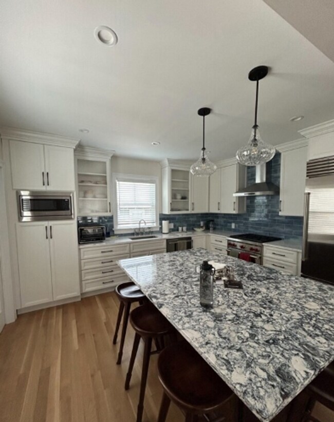 Building Photo - Newly Renovated 4 Bed