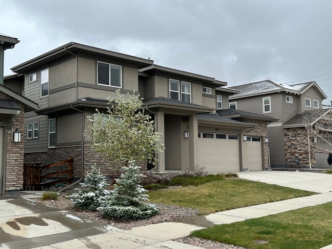 Building Photo - Introducing a luxurious and expansive 4-be...