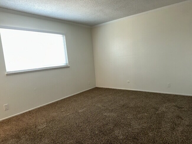Foto del edificio - 4 bed with 2 baths in Riverside, CA next t...