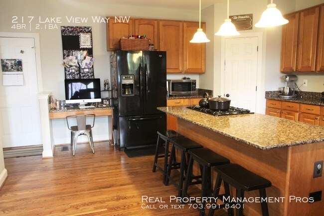 Foto del edificio - 217 Lake View Way NW