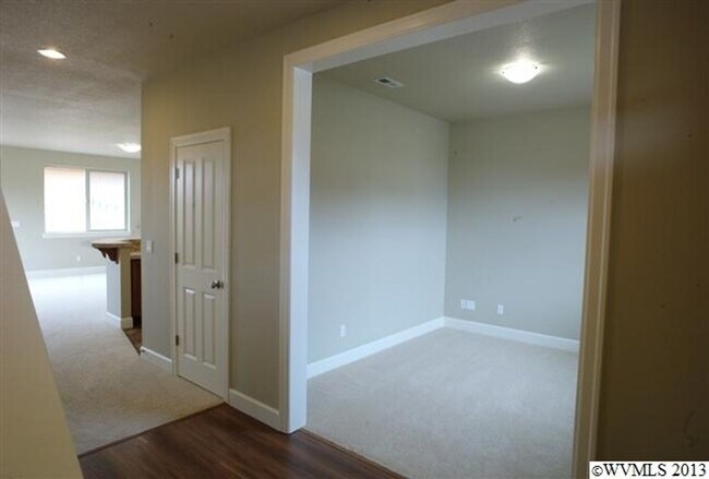 Foto del edificio - 3 bedroom plus den in Willamette Landing for $2895 per month