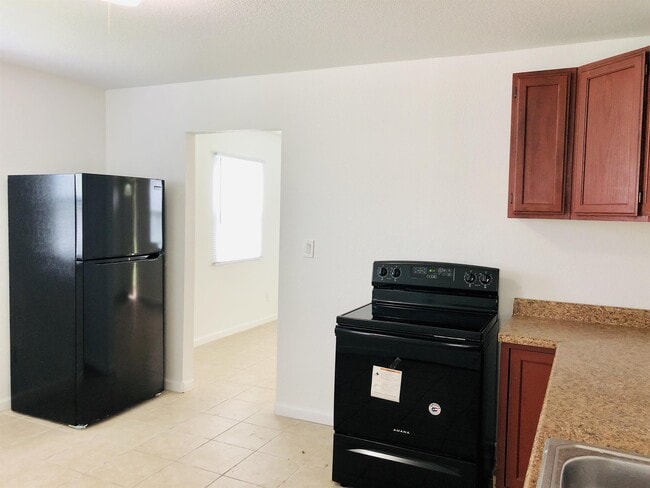 Building Photo - 3400 Victoria Dr