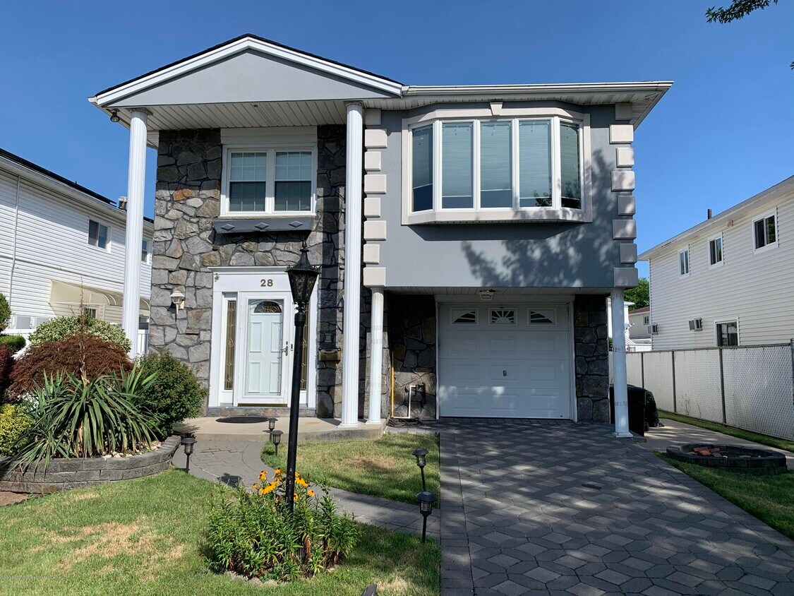 28 Grayson St, Staten Island, NY 10306 Apartment for Rent in Staten