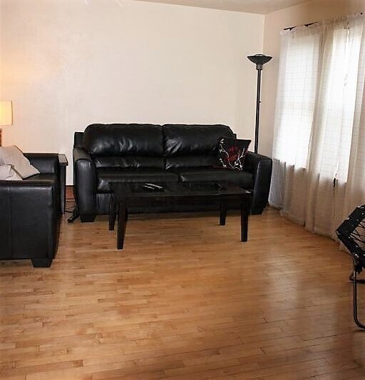 Foto del edificio - Spacious 3 Bedroom Upper With Garage.