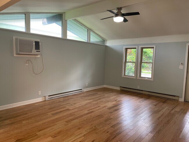 Building Photo - 1715 Mary Ann Ln